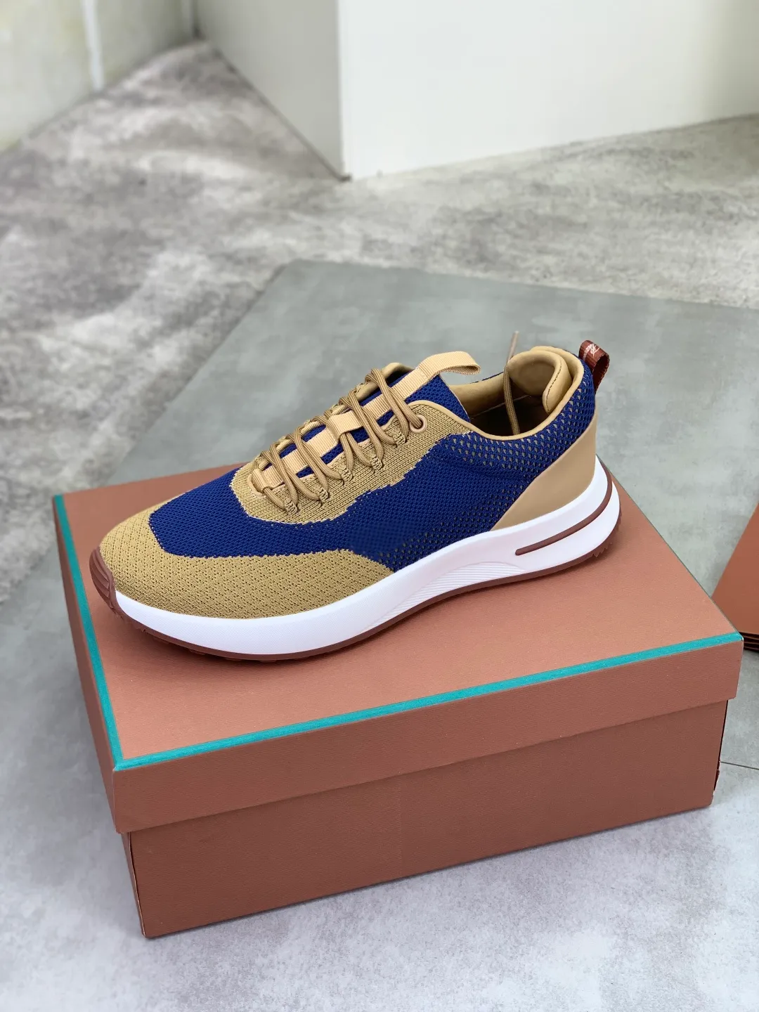 Men's men's shoes 💰P542 New style 💰High quality The latest casual shoes Loro Piana 💯Top grade💯Buy the original copy💯 Founded the existing Loro Piana company on April 24, 1924. The family has been operating for the sixth generation, providing top quality products to customers who are discerning in taste and quality. Imported original fly woven fabrics with cowhide fabric, plain calfskin lining, hand-stitched threads with cowhide feet, original packaging, high-end outsole, size: 38-46, multiple colors available, complete package